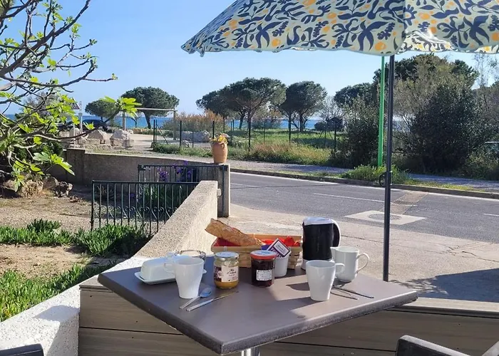 Meze Avec Vue Face A L'Etang