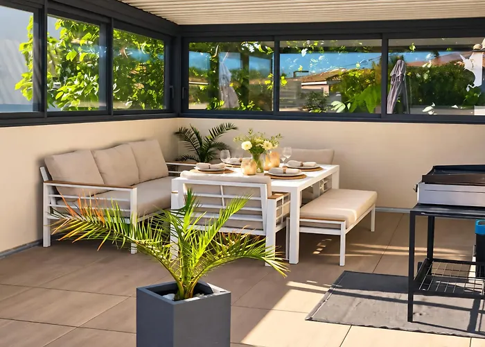 36 2 L Air Marin Terrasse Bioclimatique Toutes Saisons Detente Et Confort Netflix Sur Ecran Geant Stationnement Gratuit Et Acces Autoroute Facile